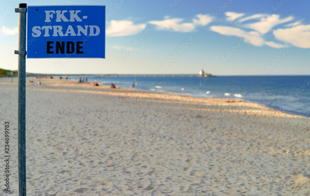 Strand, Meer und ein Schild mit dem Hinweis auf FKK Strand am Ostseebad Zinnowitz auf Usedom Strand, Meer und ein Schild mit dem Hinweis auf FKK Strand am Ostseebad Zinnowitz auf Usedom