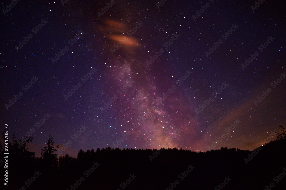 Fototapeta premium Astrofotografia z niesamowitym nocnym niebem i drogą mleczną