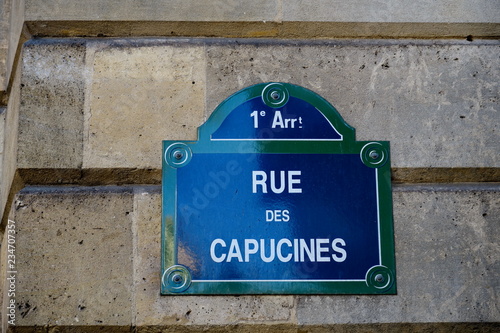 rue des capucines. Plaque de nom de rue sur façade de pierre. Paris.
