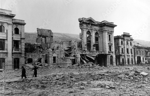 Macerie bombardamento della II guerra mondiale in Toscana photo