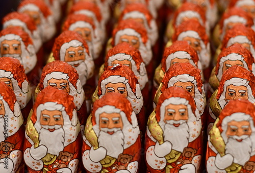 schokoladenweihnachtsmänner aus schokolade zu weihnachten