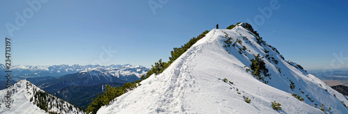 Wandern auf einem Grat in den Bayerischen Bergen im Winter, Bayern, Alpen, Deutschland