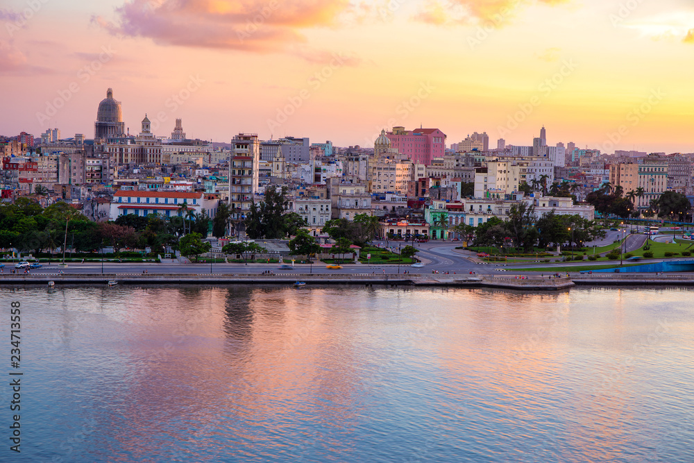 Naklejka premium havana skyline at dusk