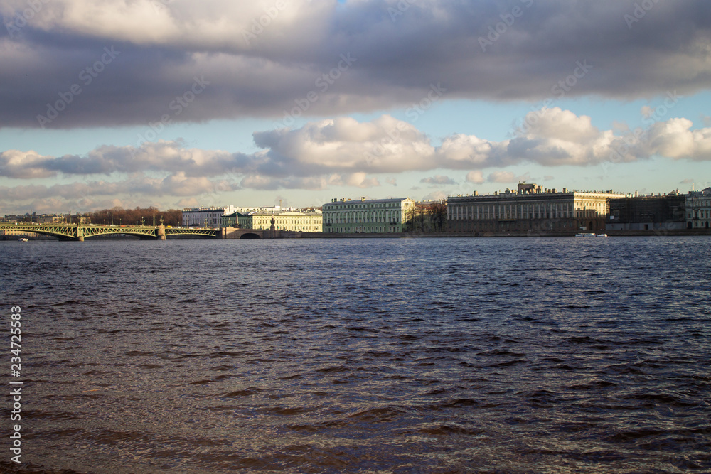 вид на противоположный берег с набережной Санкт-Петербурга, октябрь 2018