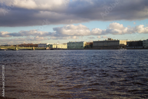 вид на противоположный берег с набережной Санкт-Петербурга, октябрь 2018 © eevlada