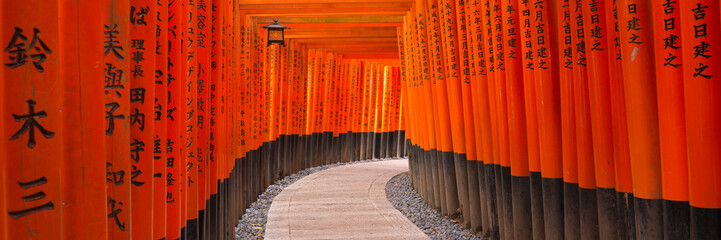 Papier peint photo Kyoto Sanctuaire Fushimi Inari Taisha au Japon  © eyetronic
