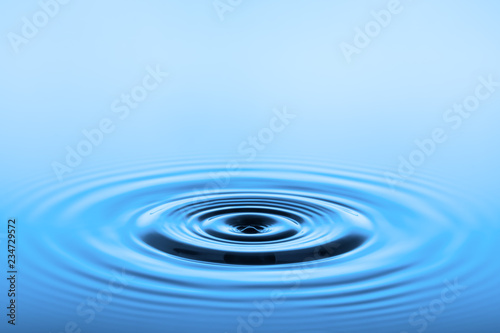 blaue Flüssigkeit mit ringförmigen Wellen