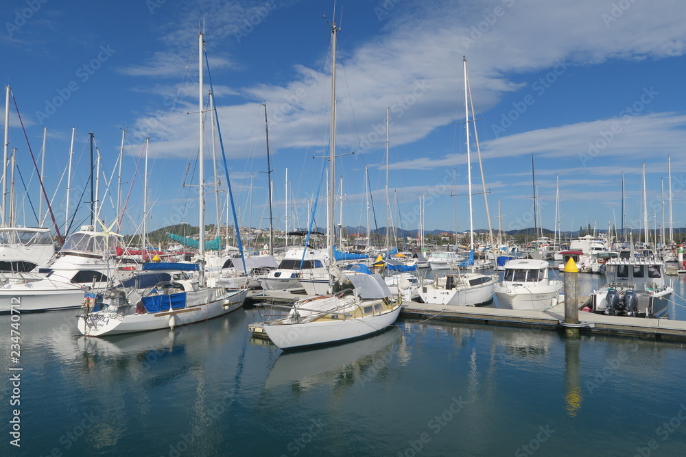 Boote und Yachten im Hafen