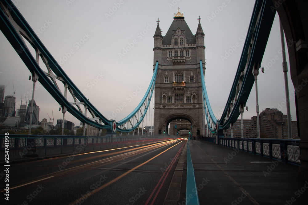 Obraz premium Tower Bridge Flying Traffic