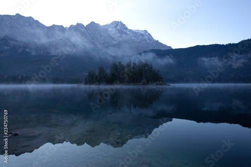 Eibsee am Morgen mit Nebel und klarem Blick auf die Berge 