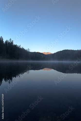 Berge, See, Bayern, Zugspitze, Eibsee, Nebel, Seeblick, Bergblick, November, Kalt, Eis, Frost, Raureif, Morgen, Dämmerung, Sonnenaufgang, Wasser, Natur, Wald, Spinnenweben, gefrohren, Wolken, Blau