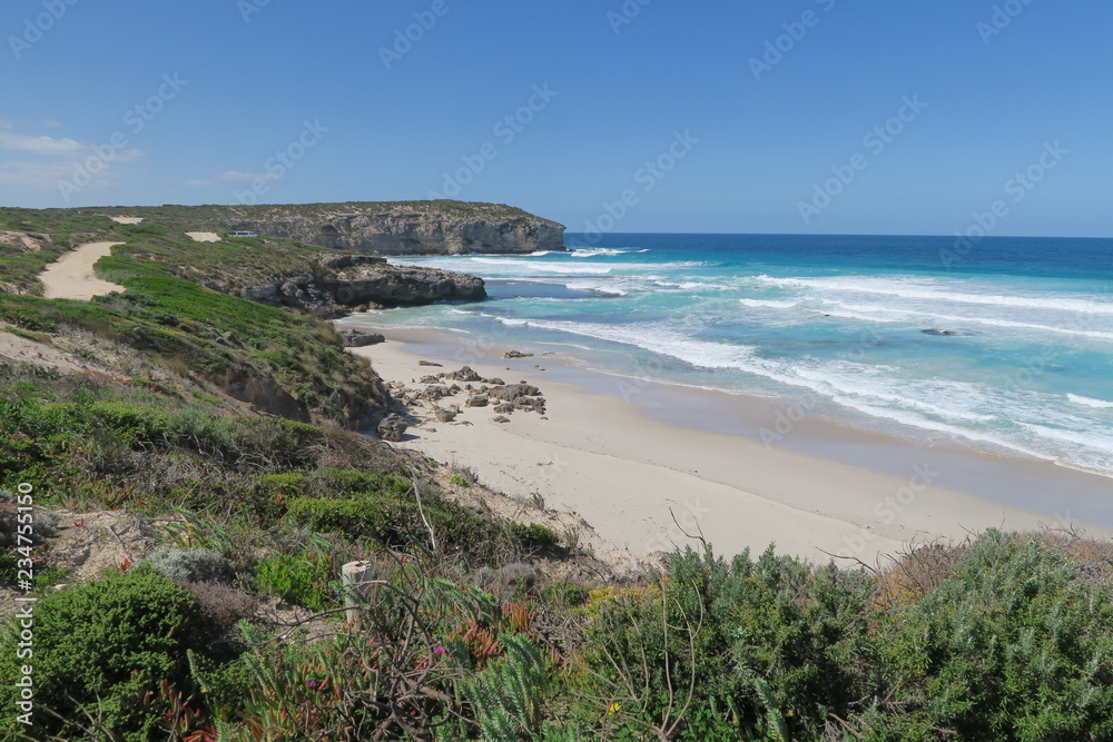 Strand mit türkisem Wasser bei Sonnenschein in Australien Strand mit türkisem Wasser bei Sonnenschein in Australien