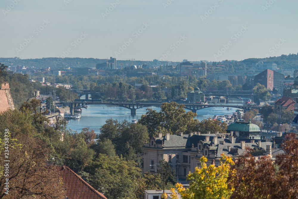 Vista do rio Moldova na cidade de Praga na República Tcheca