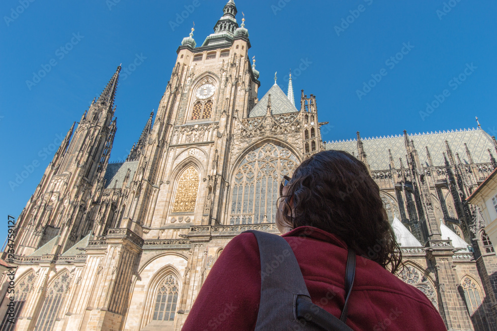 Mochileira admirando catedral na cidade de Praga na República Tcheca