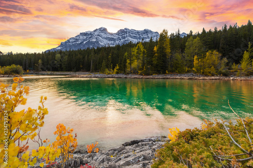 Fototapeta Naklejka Na Ścianę i Meble -  Lake Minnewanka in Autumn