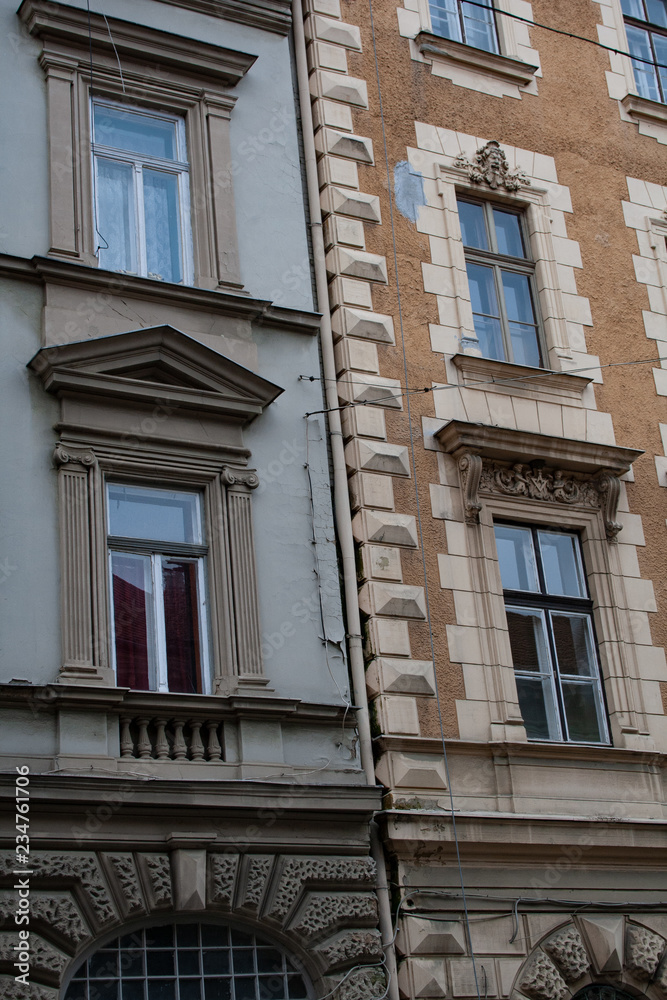 Zwei unterschiedliche alte Gebäude - Zwei Häuser (Altbau) in unterschiedlichen Farben in Szeged, Ungarn