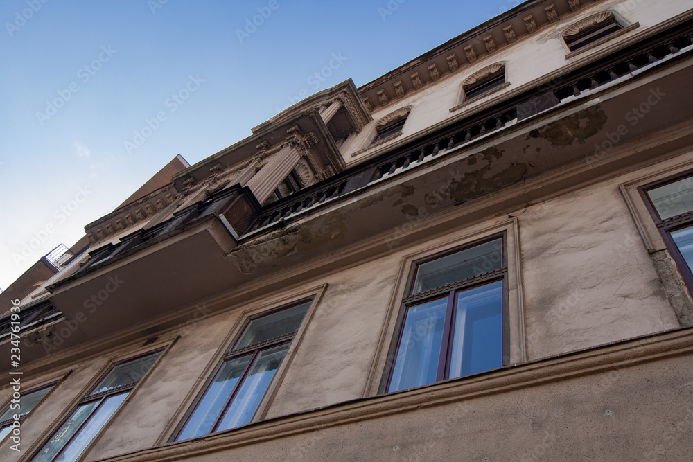 Obraz premium Schrägansicht - Ein altes Gebäude in Budapest, Ungarn - Ein Altbau, der neu angestrichen werden müsste