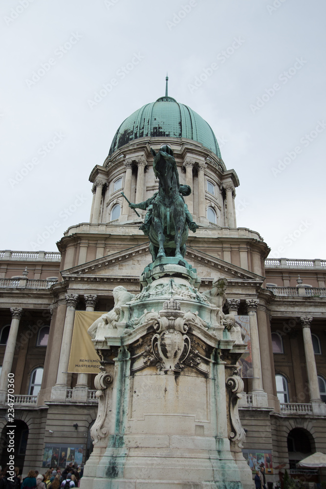 Estátua em frente a prédio histórico na cidade de Budapeste