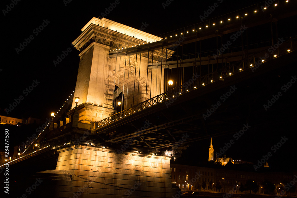 Vista noturna da ponte de Budapeste na Hungria