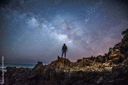 Bild auf Leinwand Hombre que mira las estrellas