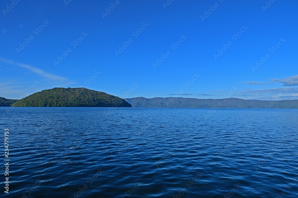 青空に映える十和田湖の情景