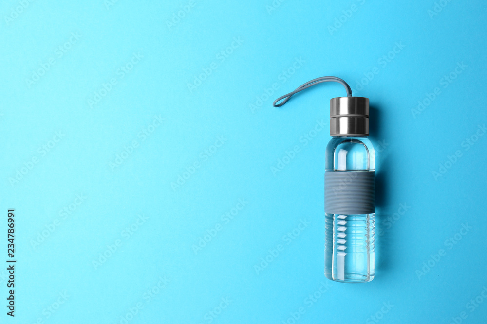 Naklejka premium Sport bottle with space for text on color background, top view