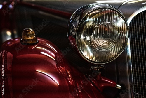 Ausschnitt Vorkriegsfahrzeug in rot, geschwungener Kotflügel, freistehender Scheinwerfer, in einem funkelnden Lichtschön anzusehen © Petra