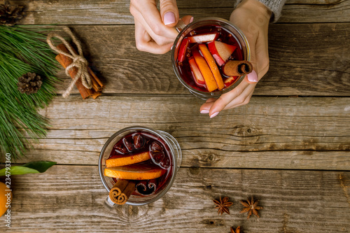 Mulled wine take hands