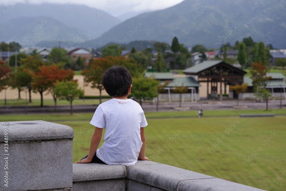 Fototapeta premium 独りで悩む男の子