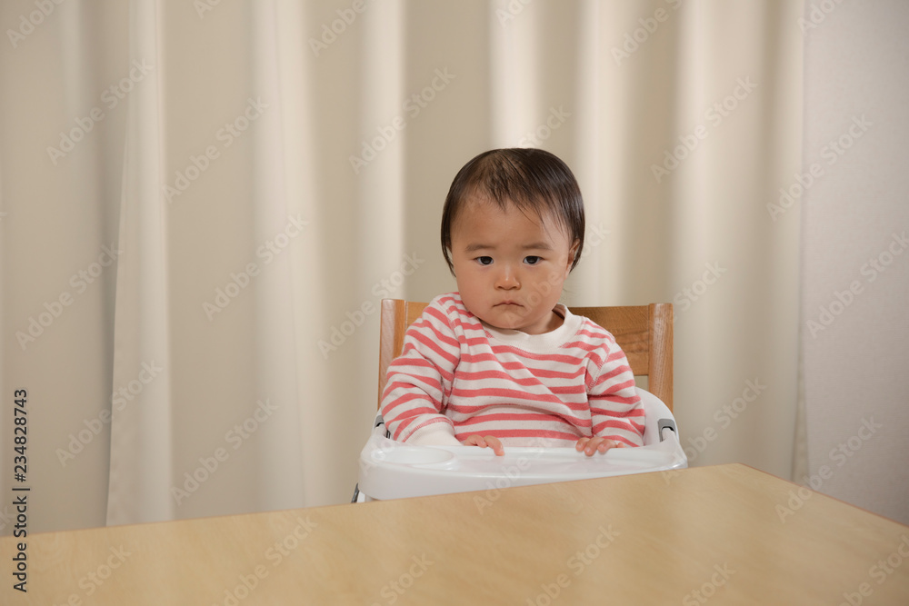 ご飯を食べる子供 ご飯を食べる子供