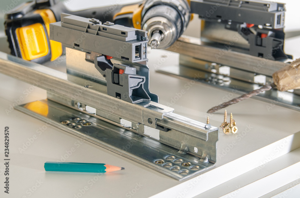 Assembling furniture from chipboard, using a cordless screwdriver