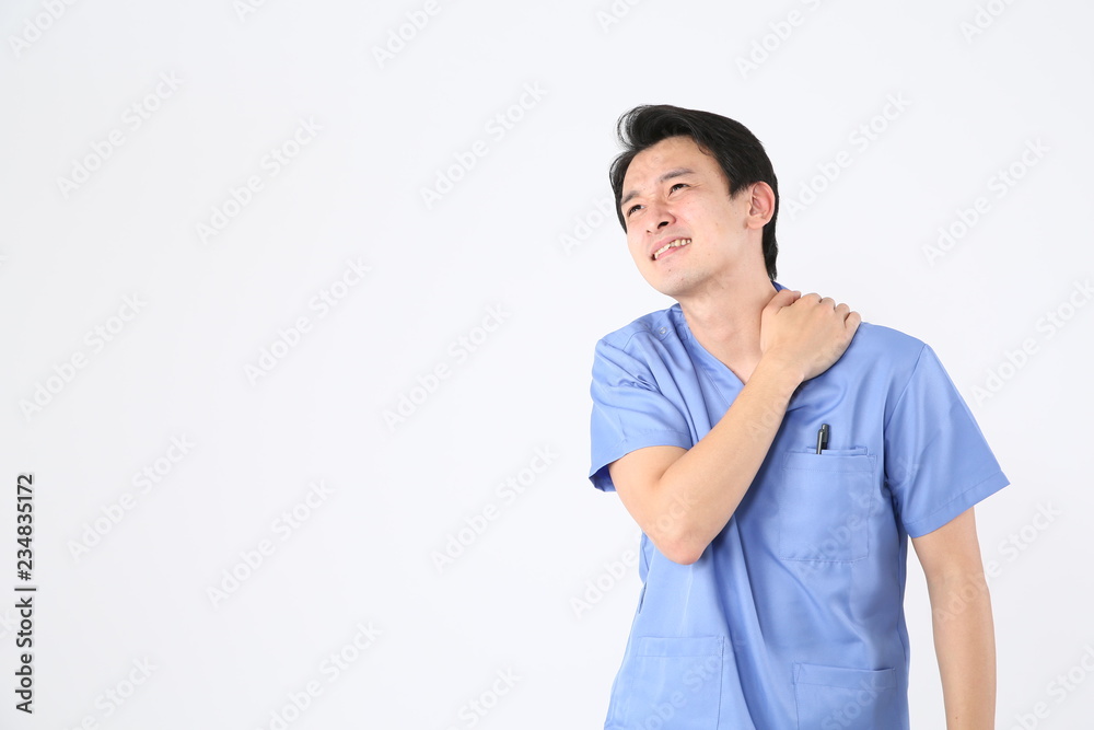 痛みを訴える医師