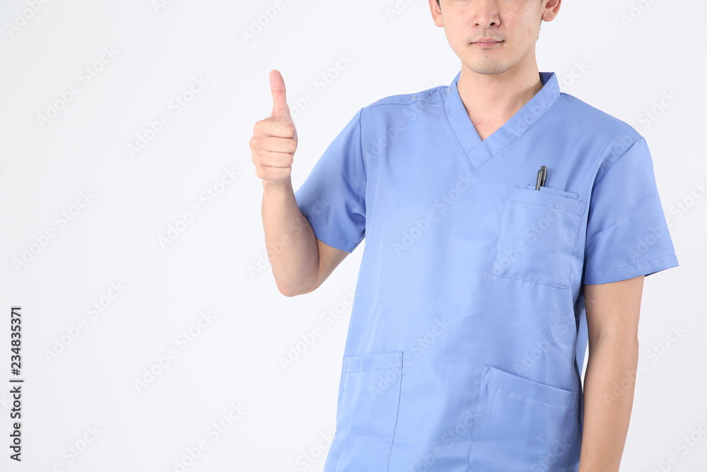 サムズアップする男性医師