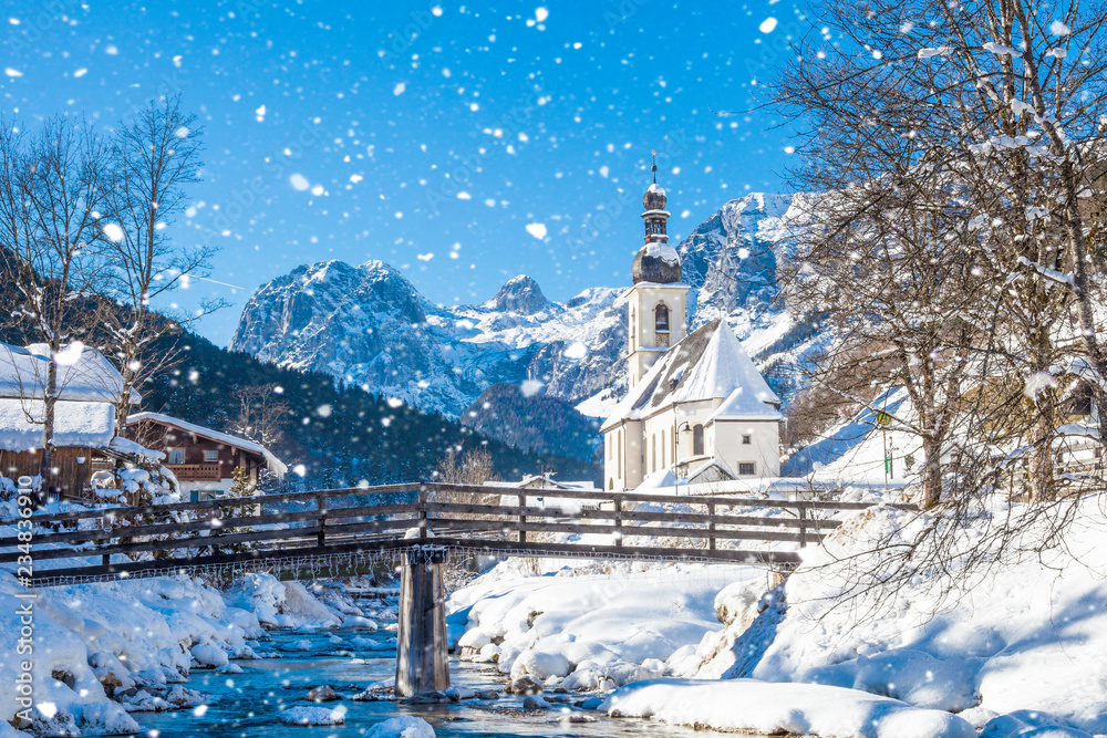 Schneefall in Ramsau, die Kirche St. Sebastian im Winter, Ramsau, Berchtesgadener Land, Bayern, Deutschland