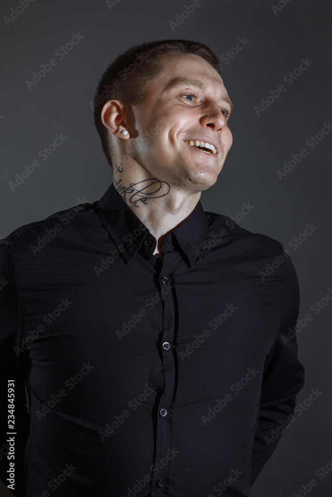 Obraz premium Portrait of determined goodlooking man wearing black shirt, black background.