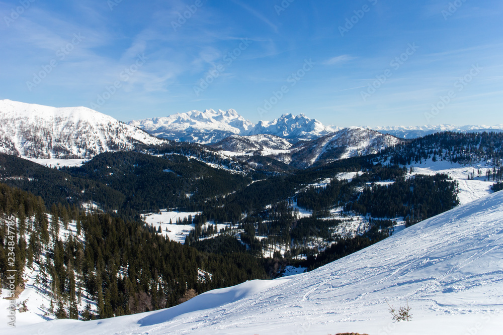 Blick von der Postalm aufs Dachsteingebirge im Winter