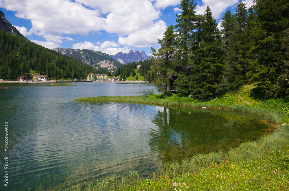 Veduta panoramica del lago di Misurina in Veneto
