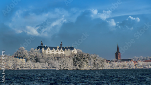 Schloss und Kirche an der Küste in Plön