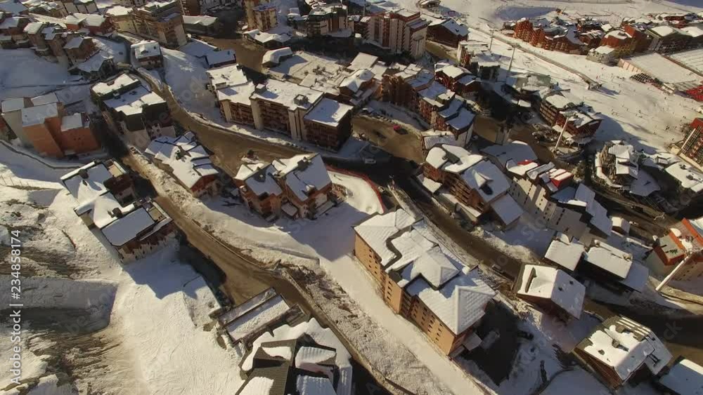 Prise de vue aérienne au drone d'une station de ski. Belles montagnes enneigées. Station de ski située à Val Thorens, France