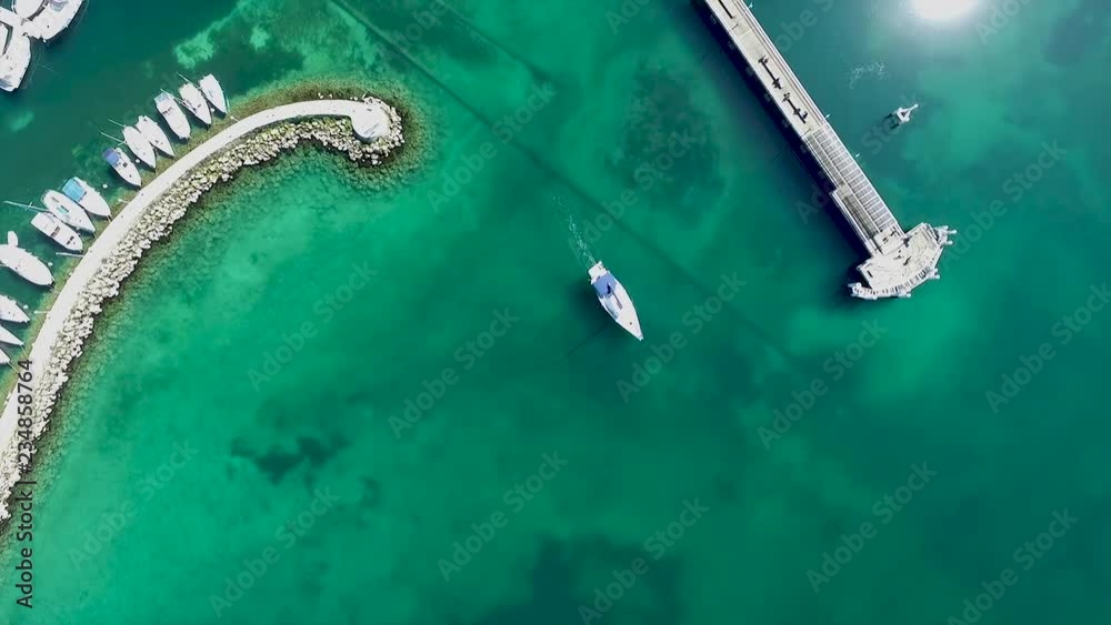 Prise de aérienne au drone au dessus d'un port d'un lac. Vue au dessus d'un bateau. Belle eau. Port en bordure du lac Léman. Port situé à Thonon-les-bains, France.