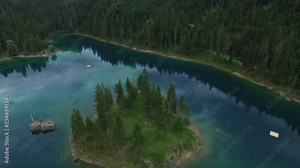 Prise de vue aérienne au drone du lac de cauma. Magnifique lac. LAc de cauma situé en Suisse.