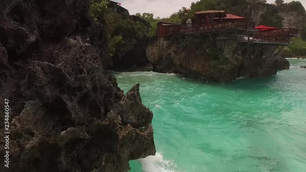 Prise de vue aérienne au drone au dessus de l'océan. Belles falaises. Belles vagues contre les rochés, Indonésie, Bali