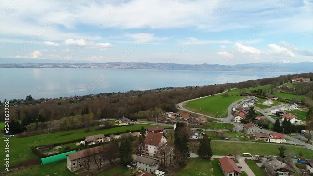Prise de vue aérienne au drone d'un lac. Vue au dessus d'une ville. Prise de vue situé depuis Champanges, France