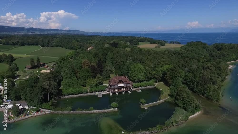 Prise de vue aérienne au drone d'une villa abandonée. Belle vue. petit port abandoné. Villa situé en Suisse.