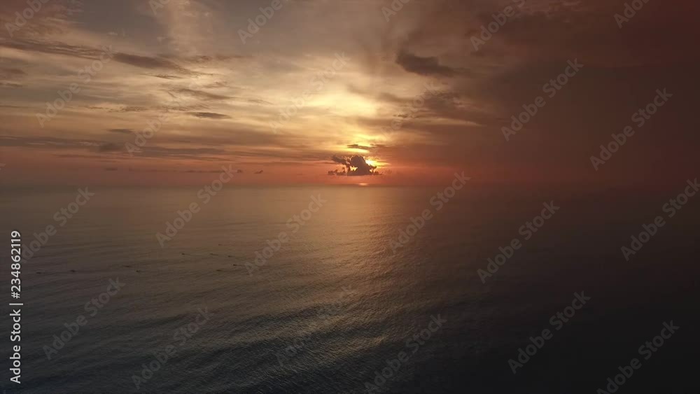 Prise de vue aérienne au drone d'un couché de soleil. Vue au dessus de l'océan. Magnifique couché de soleil. Prise de vue situé a Bali, Indonésie