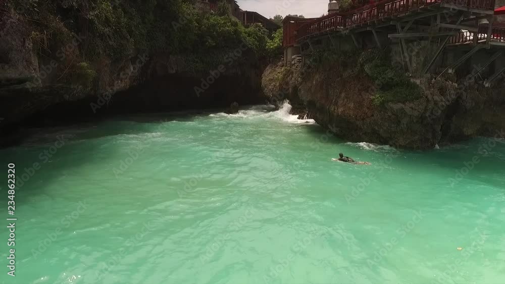 Prise de vue aérienne au drone entre des falaises. Belles falaises. Belles vagues contre les rochés, Indonésie, Bali