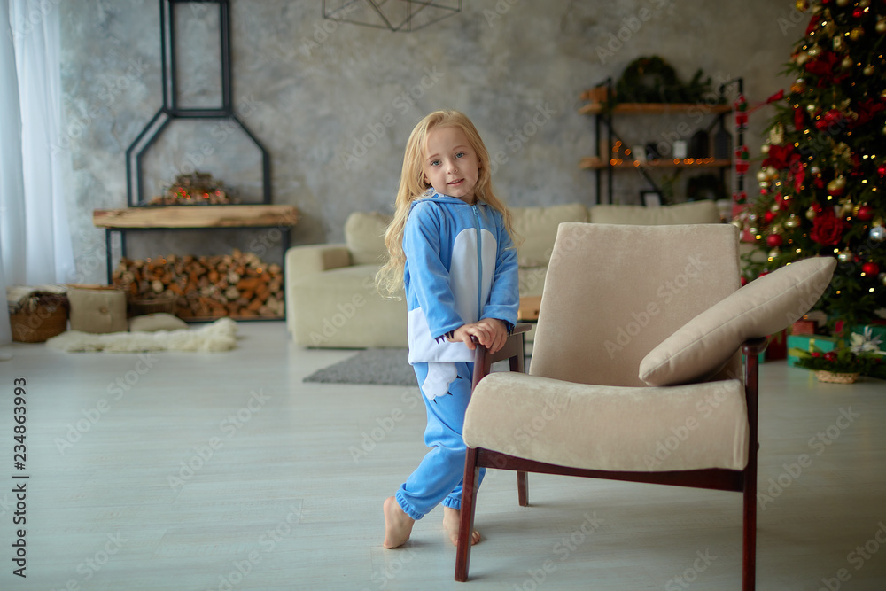 Naklejka premium The child is sitting at home on the blanket