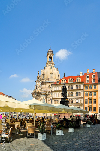 Sonnenschirme  Tische und St  hle vor dem hotel de Saxe auf dem Neumarkt  im Hintergrund die Frauenkirche Dresden  Sachsen  Deutschland  Europa