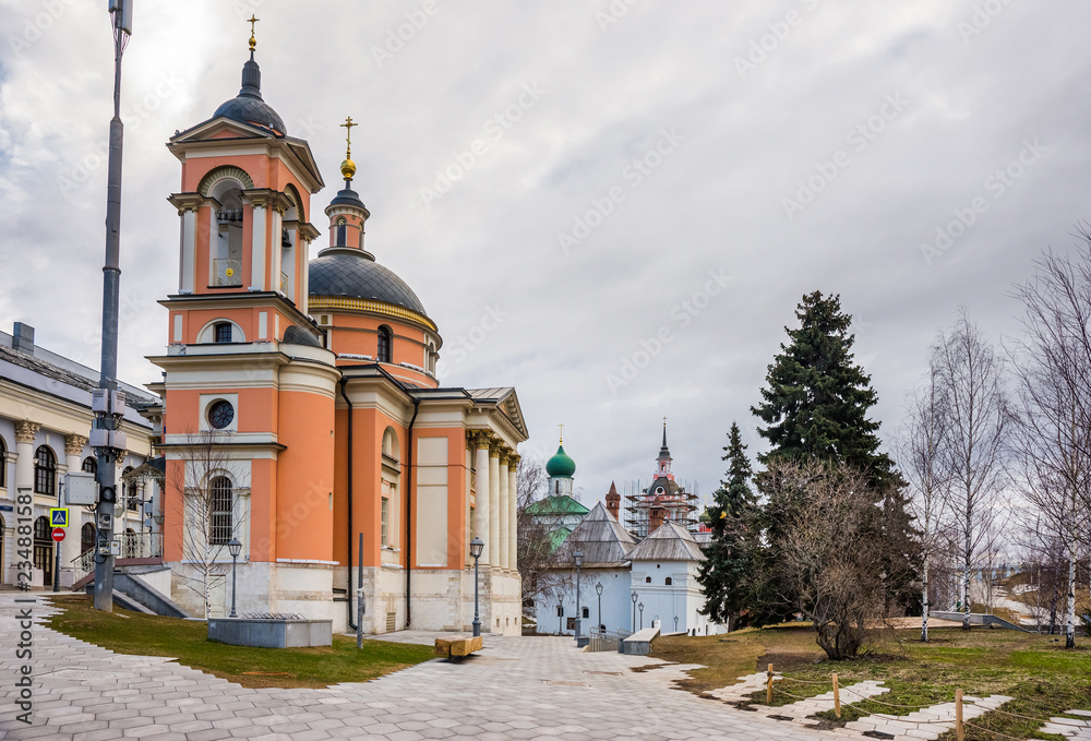 Naklejka premium Varvarinskaya Church on Varvarka Street and Zaryadye Park in the spring cloudy morning. Moscow, Russia.