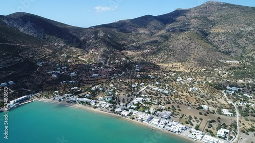 Vidéo 4K Europe Collection : Grèce | Cyclades | Île de Sifnos | Village de Platis vue du ciel photo